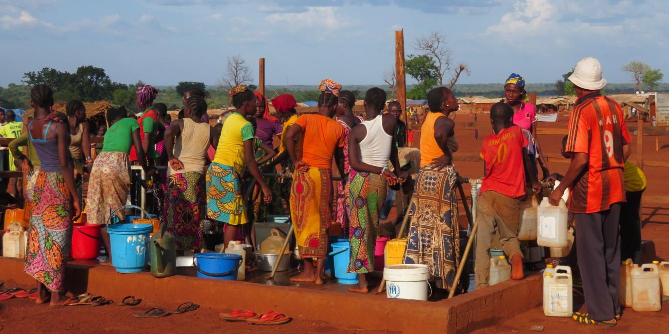 17 avril 2019 - Des déplacés se servent en eau sur le site PK3 de Bria, dans le centre de la RCA, grâce au nouveau réseau de distribution d'eau mis en place par Oxfam. © Samba Monges/Oxfam Des déplacés se servent en eau sur le site PK3 de Bria, dans le centre de la RCA, grâce au nouveau réseau de distribution d'eau mis en place par Oxfam. © Samba Monges/Oxfam